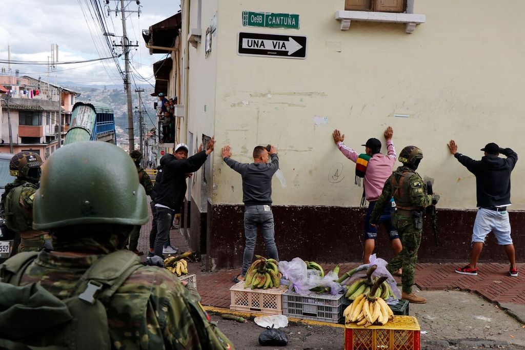 Personel Angkatan Bersenjata Ekuador memeriksa sejumlah pria dalam operasi untuk melindungi warga sipil di Quito, Ekuador, Rabu (10/1/2024).  