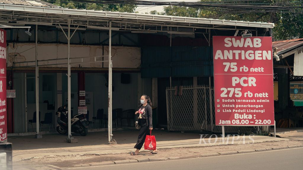 Pelajar melintasi klinik tes antigen dan PCR yang sepi di Pondok Bambu, Jakarta Timur, Kamis (17/3/2022). Aturan perjalanan dengan kereta api dan pesawat terbang kini tidak perlu lagi membawa hasil negatif tes antigen atau PCR. 