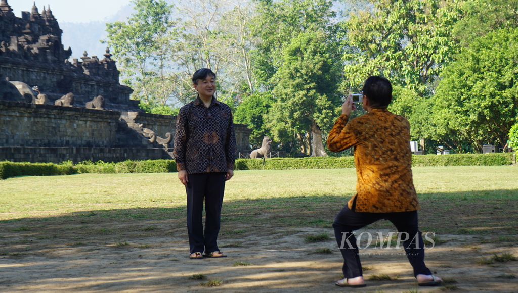 Kaisar Jepang Naruhito (kiri) berfoto di depan Candi Borobudur, Kabupaten Magelang, Jawa Tengah, Kamis (22/6/2023). Itu merupakan kunjungan hari ke-6 dalam lawatannya ke Indonesia. Ia tertarik dengan kisah mengenai sumber daya air terkait candi tersebut.