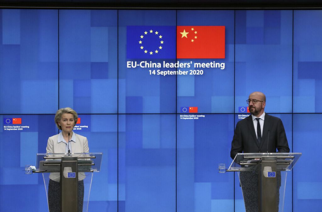 Presiden Dewan Eropa Charles Michel (kanan) dan Presiden Komisi Eropa Ursula von der Leyen menyampaikan konferensi bersama setelah KTT UE-China yang digelar secara virtual di Belgia, Brussels, 14 September 2020. 