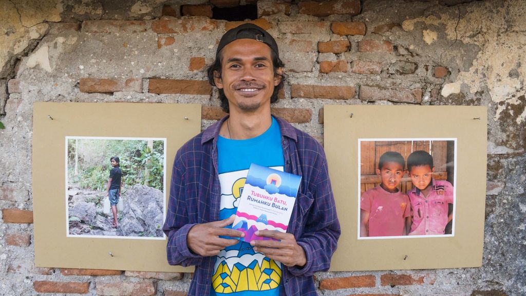 Pendiri Lakoat.Kujawas, Dicky Senda memamerkan salah satu buku puisi karya anak-anak Lakoat.Kujawas yang berjudul "Tubuhku Batu, Rumahku Bulan". Berdiri sejak 2016, Lakoat.Kujawas adalah sebuah kewirausahaan sosial yang fokus pada pendidikan, kebudayaan, dan ekonomi kreatif yang bermarkas di Desa Taiftob, Mollo Utara, Timor Tengah Selatan, Nusa Tenggara Timur. ARSIP ANDRA FAMBRIARTO 05-03-2022
