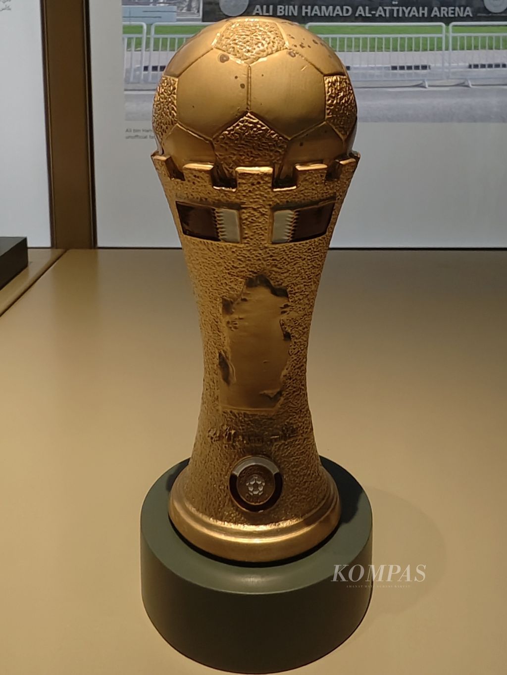 Replika Piala Sepak Bola Emir Qatar musim perdana pada 1972 yang dipamerkan di 3-2-1 Museum Olahraga dan Olimpiade Qatar di Doha, Rabu (30/11/2022). Piala Emir dan Liga Sepak Bola Qatar adalah pencetus lahirnya kompetisi olahraga di Qatar.