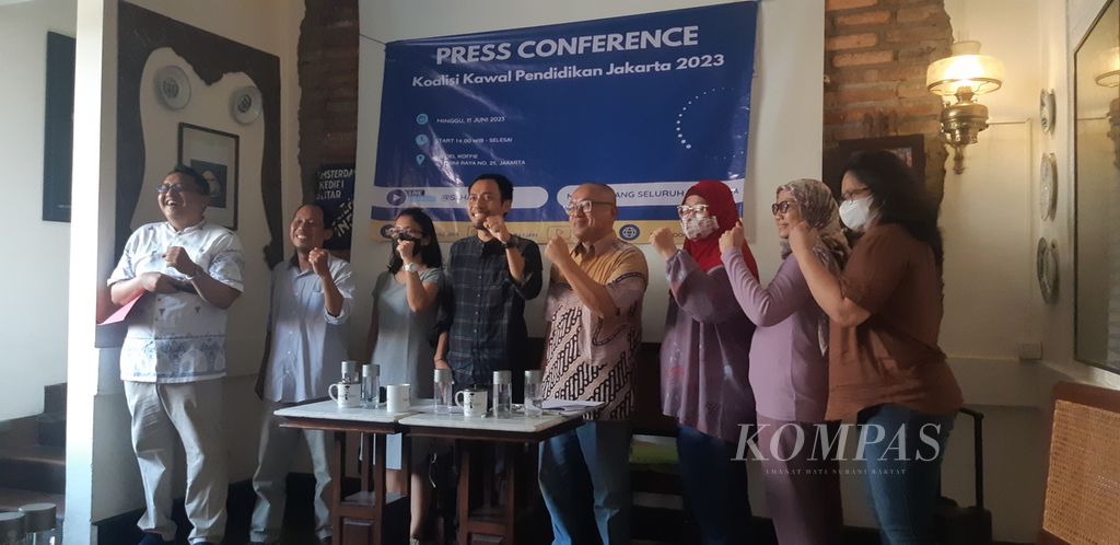 Perwakilan Koalisi Kawal Pendidikan Jakarta berfoto usai konferensi pers "Menolak Sistem Seleksi di PPDB DKI 2023" di Cikini, Jakarta Pusat, Minggu (11/6/2023).