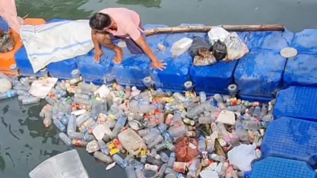Di Sulawesi Utara, gerakan mengatasi sampah dan mengolah menjadi barang bernilai juga dilakukan Amelia Tungka (40). Sejak tahun 2018, ia merintis gerakan mengumpulkan sampah dan mendaur ulang sampah-sampah di Kota Manado, terutama di kawasan wisata laut di Sulut. Tampak situasi sampah di sebuah kali di Manado. 