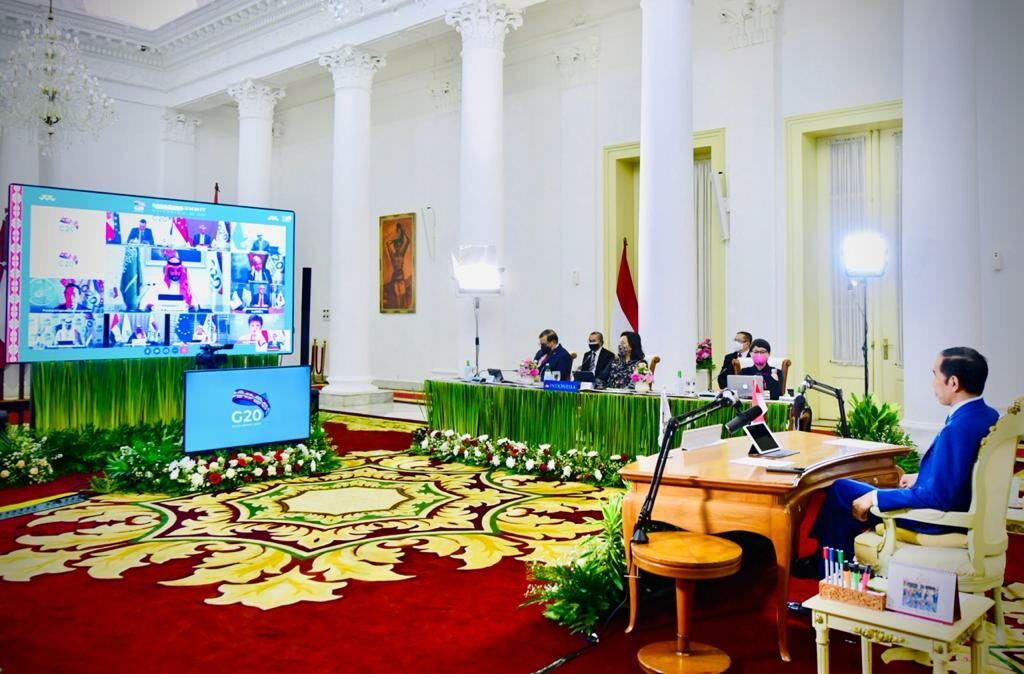 Presiden Joko Widodo mengikuti pertemuan hari kedua KTT G-20 secara virtual dari Istana Kepresidenan Bogor, Minggu (22/11/2020).