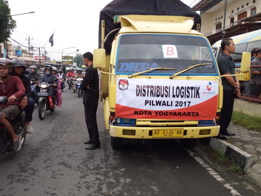 Komisi Pemilihan Umum Kota Yogyakarta mulai mendistribusikan logistik atau perlengkapan pilkada, Senin (13/2/2017). 