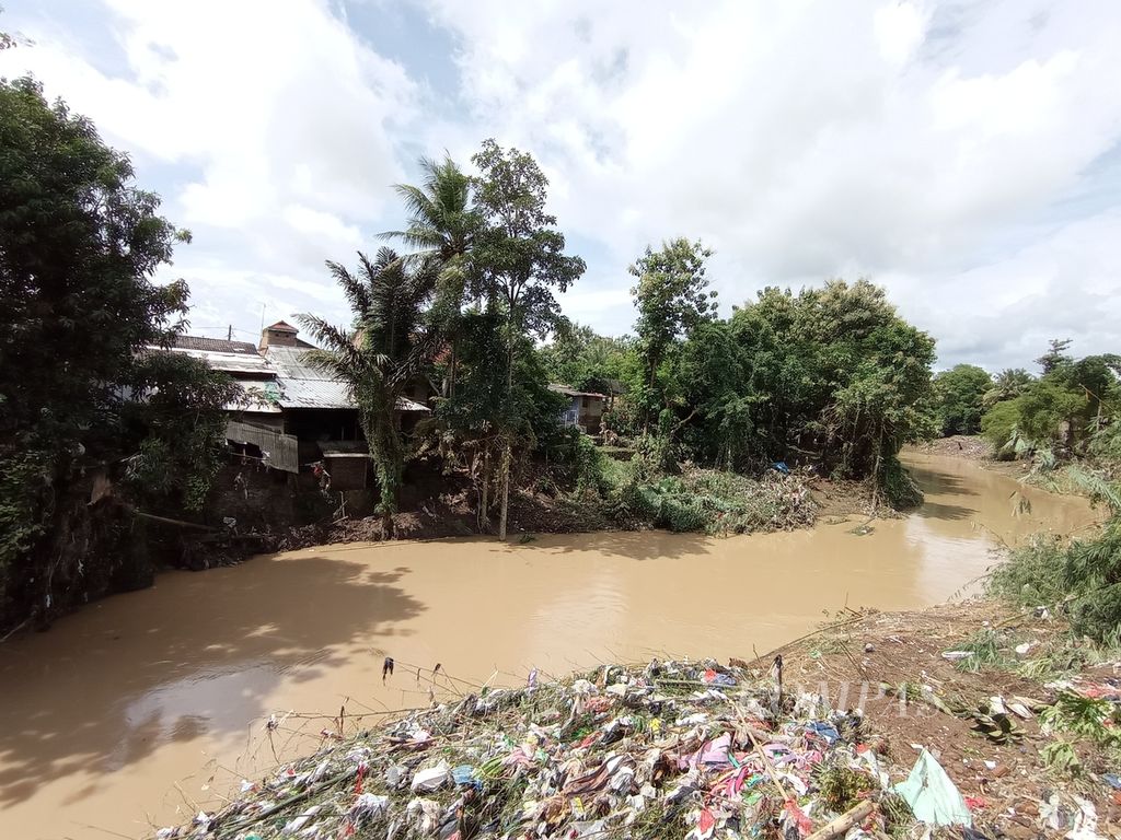 Bangunan dan sampah di bantaran Sungai Cibanten di Kasemen, Kota Serang, Banten, Rabu (2/3/2022). Aliran air yang terhambat memicu banjir nyaris di seluruh Kota Serang.