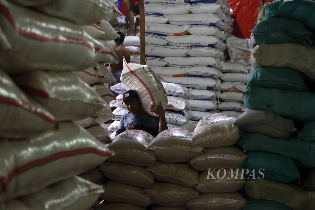 Buruh mengangkut beras di Pasar Induk Beras Cipinang, Jakarta Timur, Kamis (4/1/2024). Indonesia akan mengalami defisit beras pada Januari-Februari 2024. Defisit itu berpotensi menyebabkan harga beras naik kembali. 