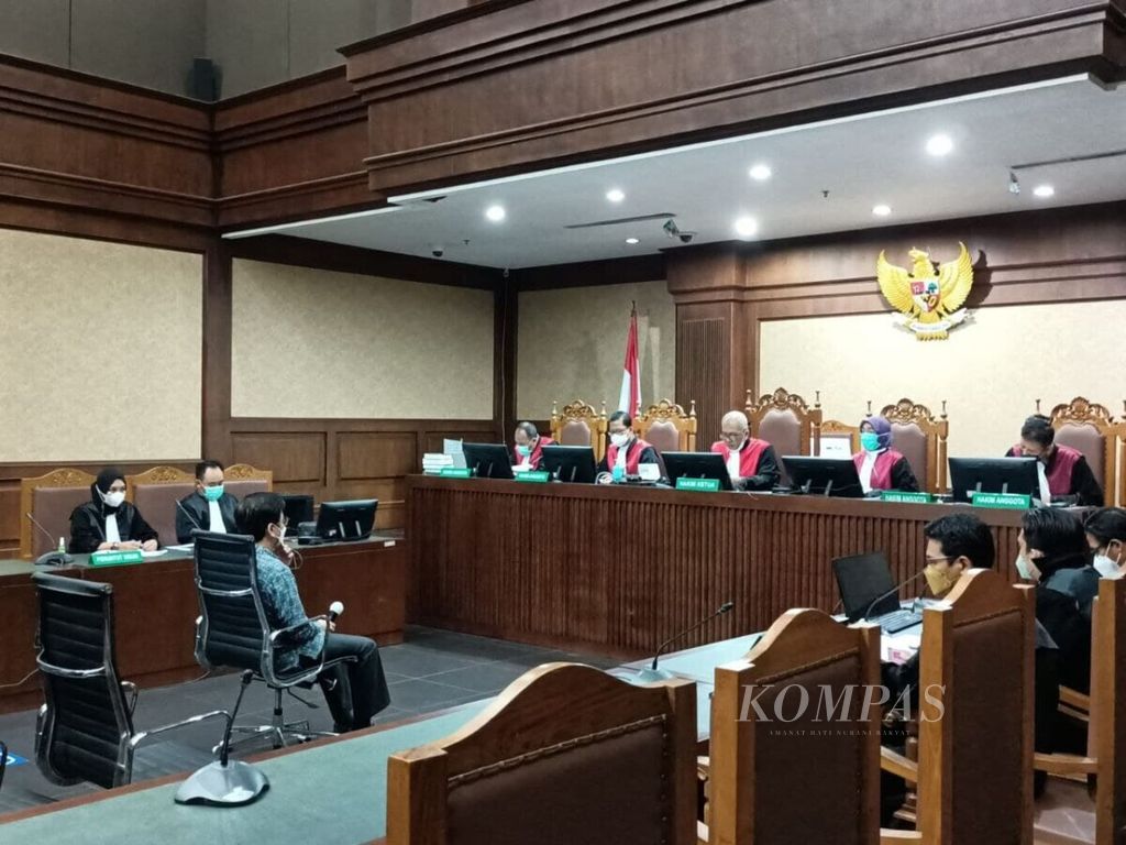 Bekas Direktur Utama PT Pembangunan Sarana Jaya Yoory Corneles menghadiri sidang dakwaan dugaan korupsi pengadaan lahan untuk rumah DP 0 rupiah di Pengadilan Tindak Pidana Korupsi Jakarta, Kamis (14/10/2021).
