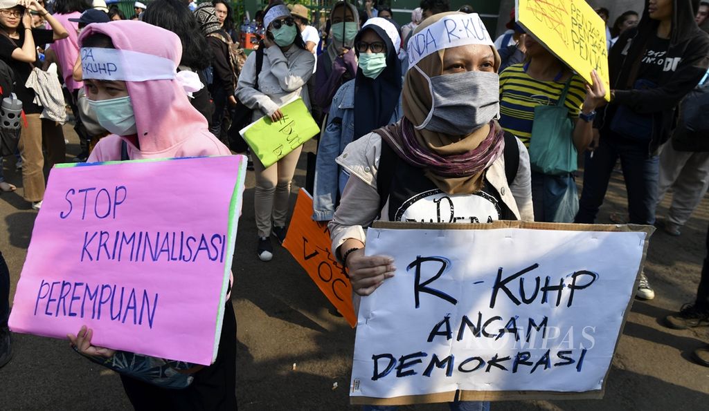Ilustrasi Aliansi Masyarakat untuk Keadilan Demokrasi menggelar aksi yang menolak Rancangan Kitab Undang-undang Hukum Pidana (RKUHP) berlangsung di depan Gedung DPR, Senayan, Jakarta, Senin (16/9/2019). Aksi tersebut menyerukan penundaan RKUHP karena berpotensi mengancama kebebasan berpendapat bagi masyarakat sipil.
