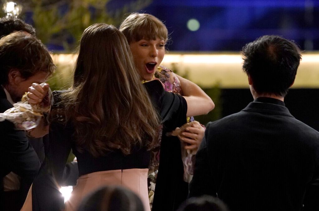 Reaksi Taylor Swift saat diumumkan sebagai pemenang untuk album "Folklore" pada Grammy Awards ke-63 di Los Angeles Convention Center, Minggu (14/3/2021).  