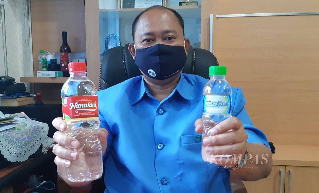 Kedua produk air mineral yang dihasilkan Perusahaan Daerah Air Minum Jayapura dari mata air Pegunungan Cycloop.