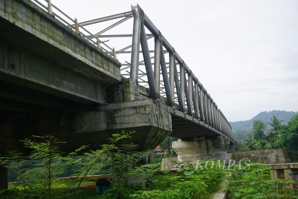 Kondisi jembatan Sungai Serayu penghubung Pegalongan-Mandirancan di Kabupaten Banyumas, Jawa Tengah, Senin (6/2/2023). Jembatan ini ditargetkan bisa dilewati kendaraan pada akhir 2023.