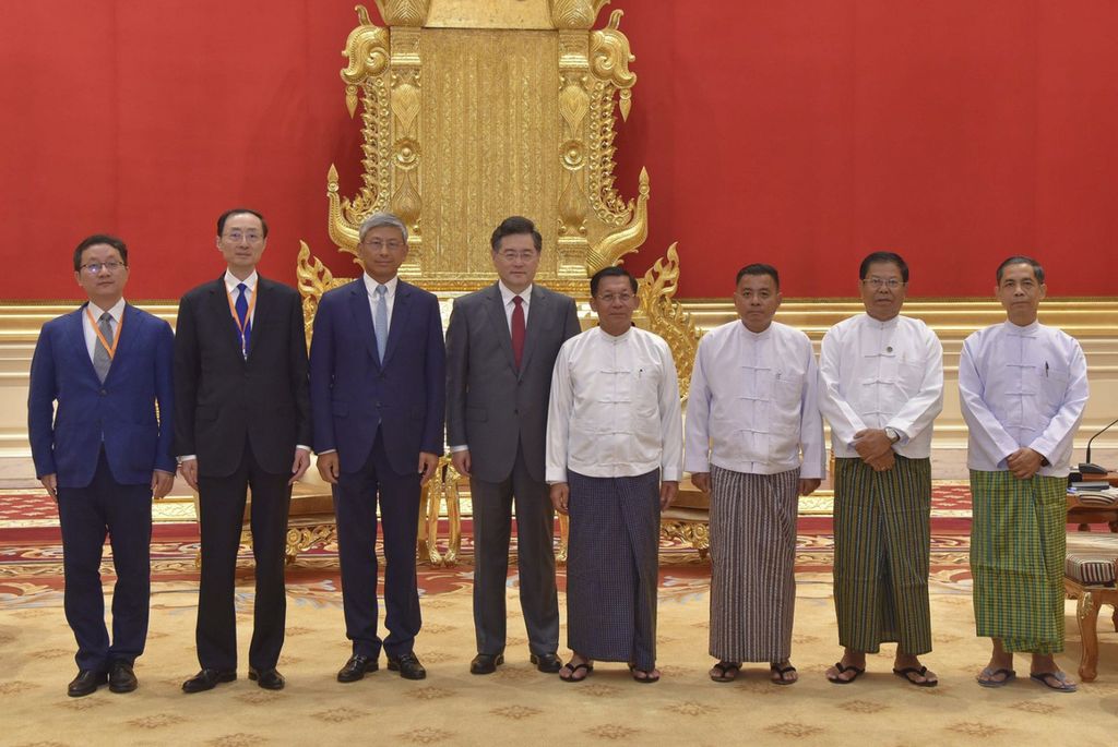 Dalam foto yang disediakan Myanmar Military True News Information Team, terlihat pemimpin junta militer Myanmar, Jenderal Senior Min Aung Hlaing (kanan tengah), berpose bersama Menteri Luar Negeri China Qin Gang (kiri tengah) saat pertemuan pada 2 Mei 2023 di ibu kota Myanmar, Naypyidaw. 