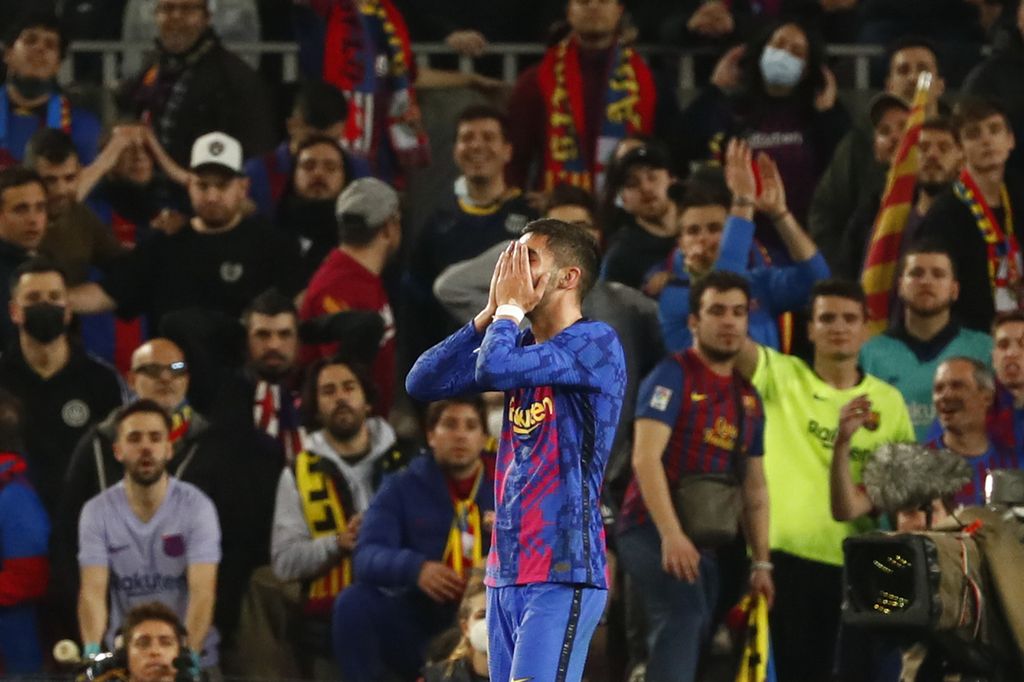 Penyerang Barcelona, Ferran Torres, menutup mukanya seusai gagal menyelesaikan peluang emas di jantung pertahanan Napoli pada laga pertama babak fase gugur Liga Europa di Stadion Camp Nou, Barcelona, Spanyol, Jumat (18/2/2022) dini hari WIB. Juara lima kali Liga Champions itu harus bekerja keras pada laga kedua agar bisa lolos ke babak selanjutnya.