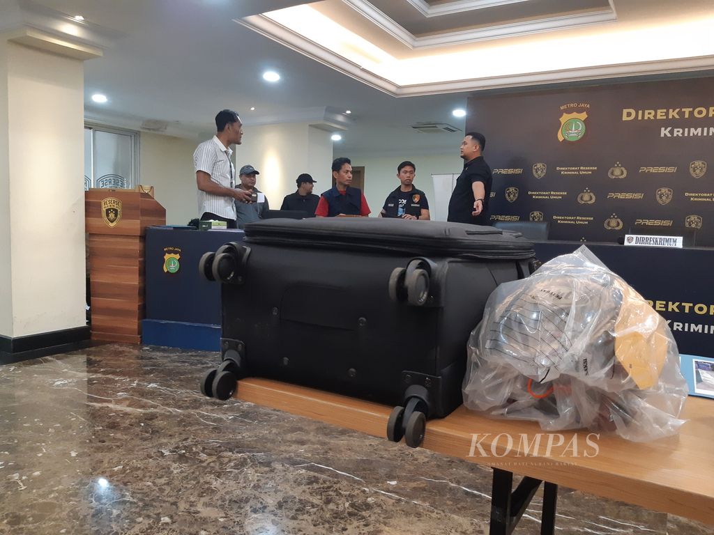 Koper besar yang menjadi salah satu barang bukti dalam kasus pembunuhan terhadap Rini Mariany (50), Jumat (3/5/2024). Di koper inilah jasad Rini disembunyikan. Alasan pelaku Ahmad Arif Ridwan Nuwloh (29) membunuh kekasihnya, Rini, adalah karena tersinggung dengan ucapan korban.