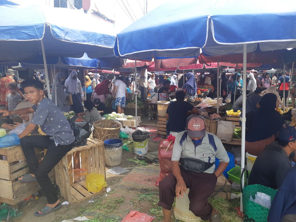 Aktivitas di Pasar Lemabang, Palembang, Sumatera Selatan, Senin (8/4/2022). Kenaikan harga ini disebabkan oleh lonjakan permintaan jelang Idul Fitri. Pemerintah menilai kenaikan harga jelang hari raya adalah wajar sepanjang barang tersedia di pasaran.