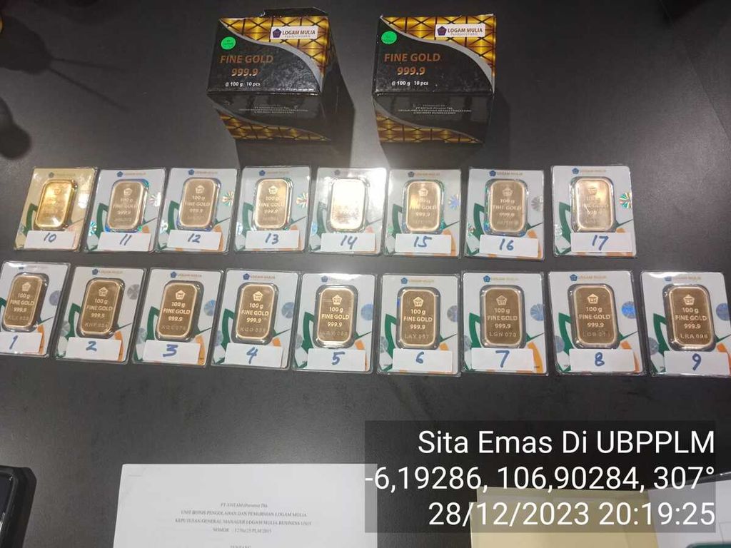 Barang bukti berupa emas sebanyak 17 keping atau seberat 1,7 kilogram yang disita penyidik Kejaksaan Agung di Kantor Unit Bisnis Pengolahan dan Pemurnian Logam Mulia (UBPP LM) yang merupakan unit bisnis PT Antam (Persero) Tbk di Jakarta Timur, Jumat (29/12/2023). 