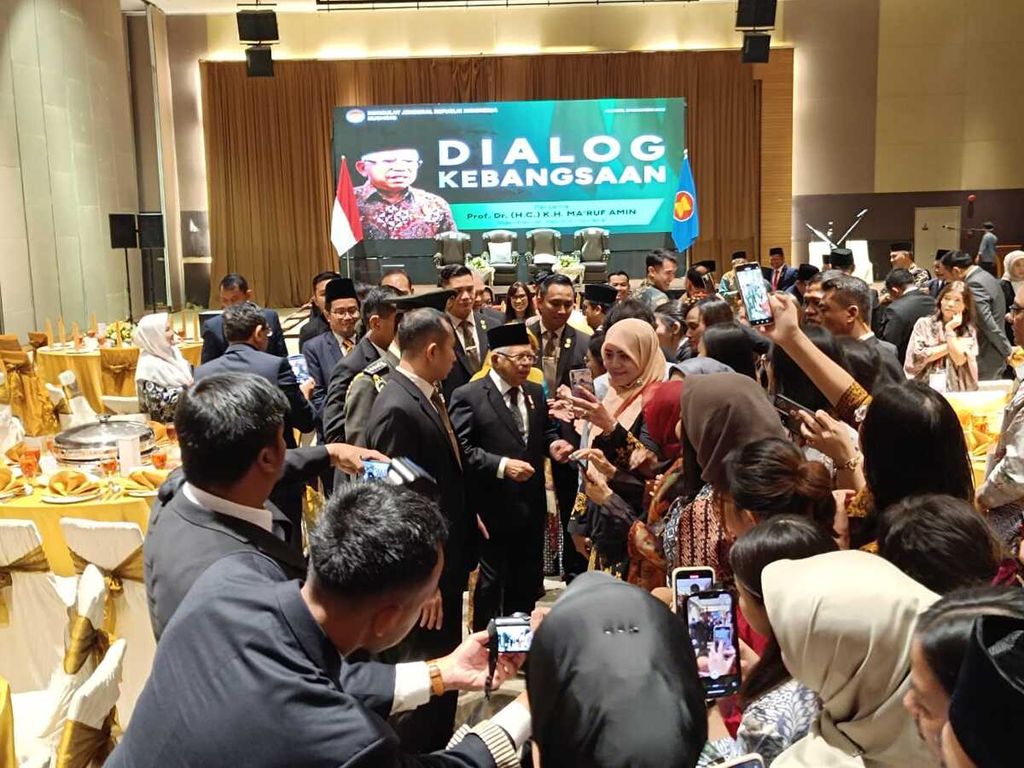 Wakil Presiden Ma'ruf Amin didampingi Ny Wury Ma'ruf Amin menyalami warga negara Indonesia yang tinggal di Malaysia seusai mengikuti dialog kebangsaan dengan WNI di Kuching, Sarawak, Malaysia, Rabu (29/11/2023). 