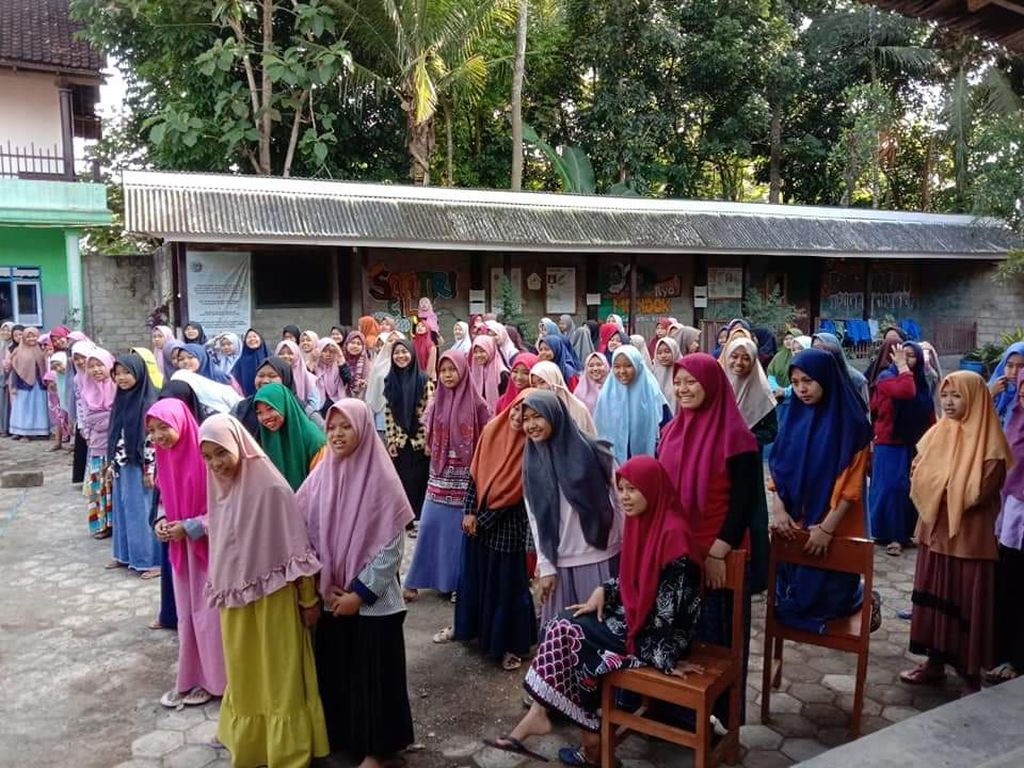 Anak-anak berkumpul di halaman pesantren Baitussalam, Desa Tampo, Kecamatan Cluring, Kabupaten Banyuwangi, Jawa Timur, sebelum pandemi Covid-19 beberapa waktu lalu. Pesantren ini mendapatkan donasi dari pekerja migran dari berbagai negara. Alhasil mereka bisa bersekolah gratis.