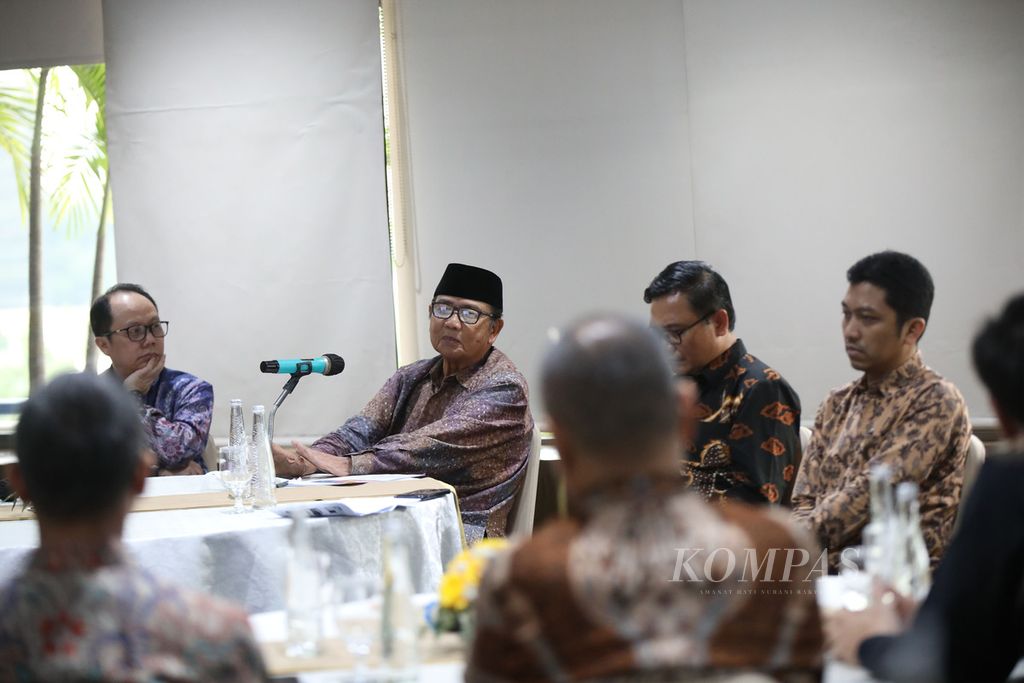 Ketua Dewan Pakar Tim Kampanye Nasional Prabowo Subianto-Gibran Rakabuming Raka, Burhanuddin Abdullah (kedua dari kiri), berbicara dalam Kompas Collaboration Forum di Jakarta, Jumat (22/3/2024). 