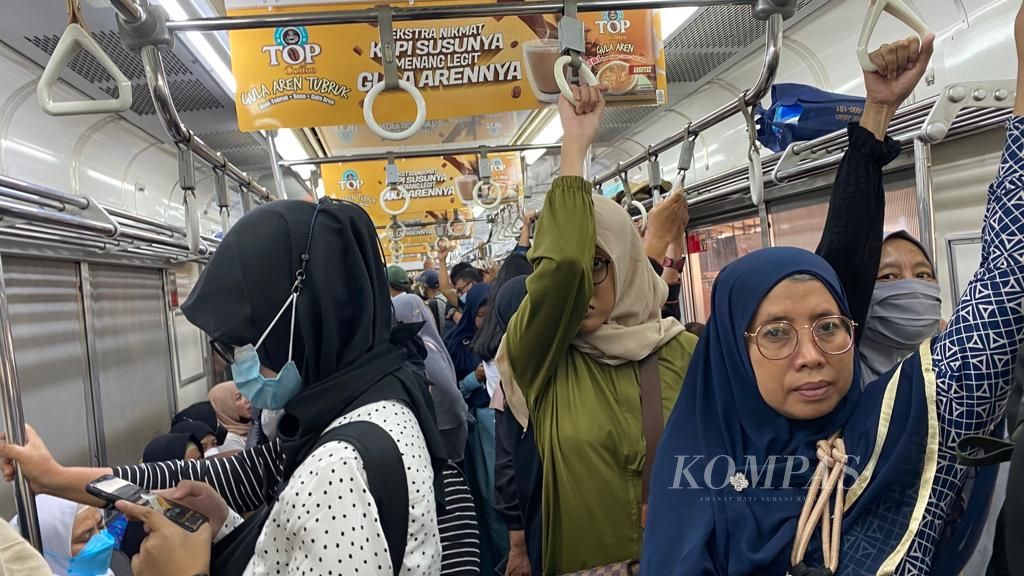 Sejumlah warga memilih menggunakan transportasi umum untuk berpergian agar terhindar dari polusi udara dan kemacetan Jakarta, Selasa (22/8/2023).