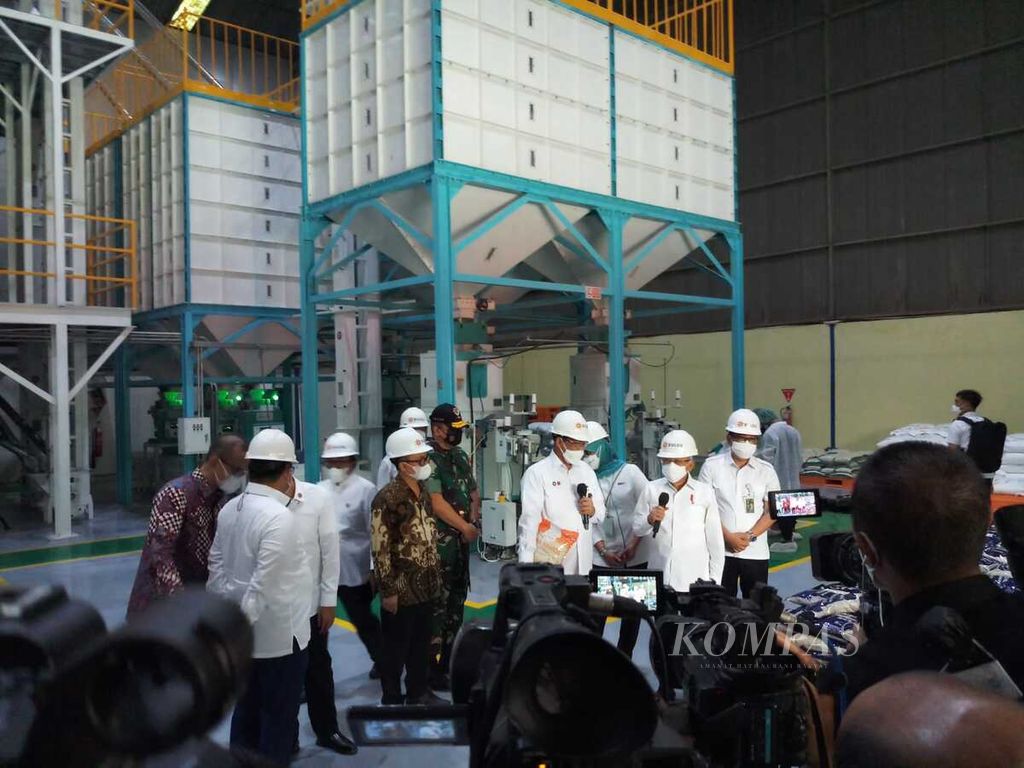 Wakil Presiden Maruf Amin saat meninjau gudang Bulog di Kelapa Gading, Jakarta, Jumat (11/3/2022).