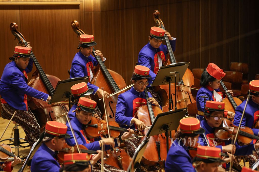 Personel Yogyakarta Royal Orchestra memainkan alat musik biola dan selo saat tampil dalam Konser Hari Penegakan Kedaulatan Negara di Aula Simfonia Jakarta, Jumat (1/3/2024). 