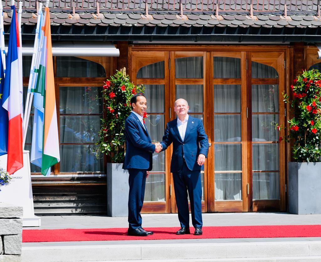  Setiba di lokasi KTT G7, di Schloss Elmau, Jerman, Presiden Jokowi disambut Kanselir Jerman Olaf Scholz.