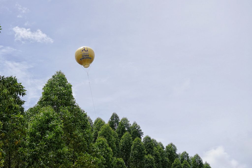 Balon udara penanda lokasi yang akan dibangun menjadi istana kepresidenan terlihat di kawasan PT ITCI Hutani Manunggal, Kecamatan Sepaku, Penajam Paser Utara, Kalimantan Timur, Rabu (16/2/2022).