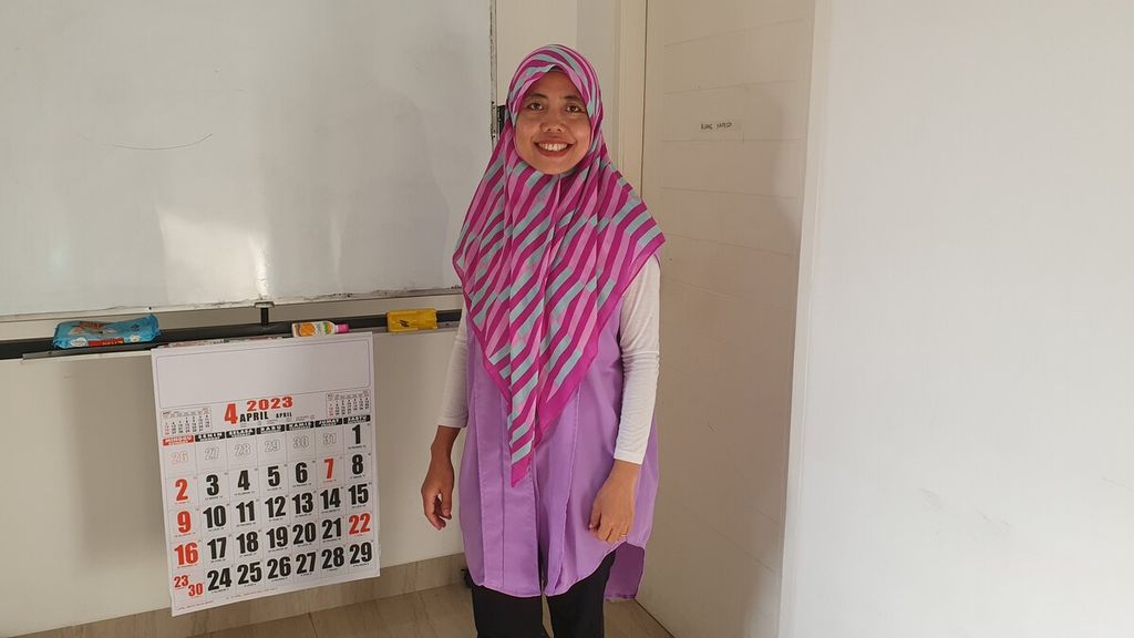 Leni Suryani (39), seorang pekerja rumah tangga saat ditemui di Kantor Jala PRT, Jakarta Selatan, Minggu (16/4/2023). Beberapa hari ini dia tengah mempersiapkan perjalanan mudik ke Desa Rawalo, Banyumas, Jawa Tengah.