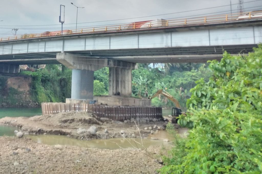 Ekskavator beroperasi di sekitar TKP penemuan mayat Afif Maulana (13), anak yang diduga meninggal disiksa polisi, di Sungai Kuranji di bawah jembatan Jalan Bypass Kilometer 9, Kelurahan Pasar Ambacang, Kecamatan Kuranji, Jumat (28/6/2024).