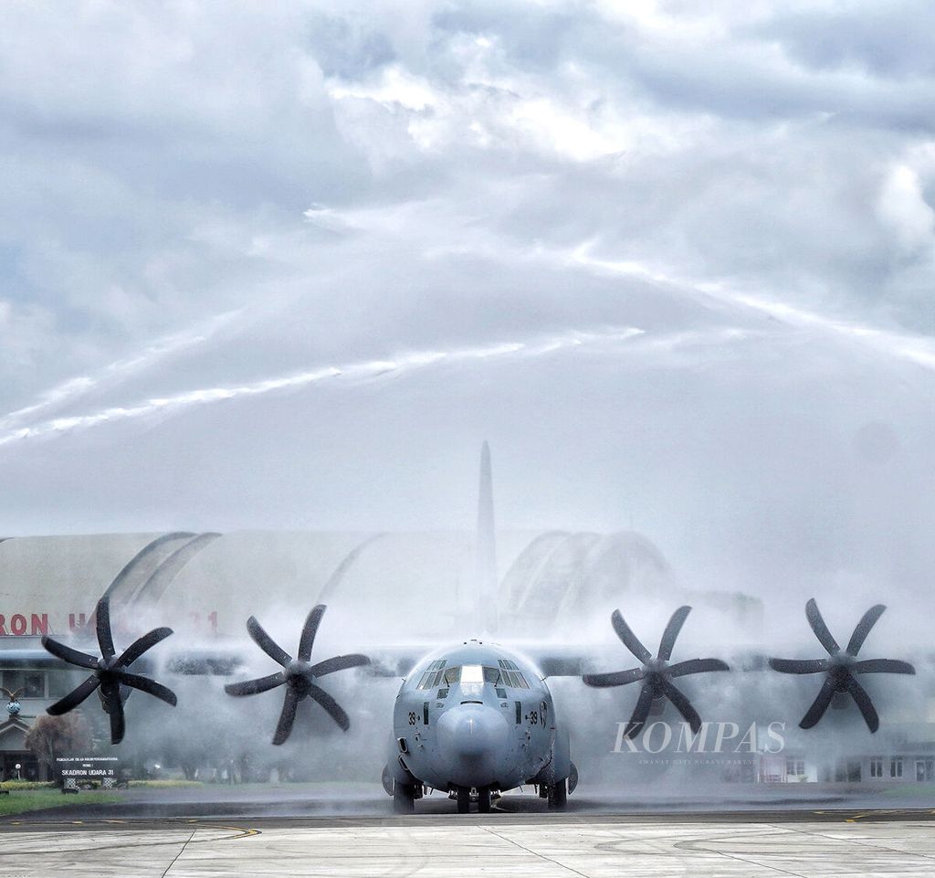 Pesawat C-130J-30 Suoer Hercules A-1339 TNI AU disambut dengan <i>water salute</i> saat tiba di Pangkalan TNI AU Halim Perdanakusuma, Jakarta, Senin (6/3/2023). 