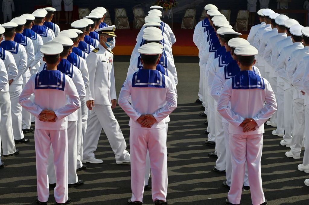 Seorang perwira  Angkatan Laut Taiwan tengah memeriksa kesiapan pasukan yang turut serta dalam upacara serah terima LPD Yu Shan, Jumat (30/9/2022) di Pelabuhan Kaohsiung, Taiwan.