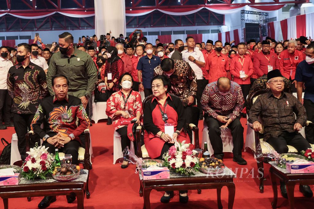 Presiden Joko Widodo didampingi Wakil Presiden Ma'ruf Amin (kanan) bersama Ketua Umum PDI Perjuangan Megawati Soekarnoputri (tengah) menghadiri puncak acara HUT PDI Perjuangan ke-50 di Jakarta, Selasa (10/1/2023). Perayaan HUT ke-50 digunakan PDI Perjuangan sebagai bagian konsolidasi partai dalam rangka pemenangan pemilu. Tema yang diusung partai berlambang kepala banteng bermoncong putih dalam ulang tahunnya adalah genggam tangan persatuan dengan jiwa gotong-royong dan semangat api perjuangan. Kompas/Hendra A Setyawan (HAS)