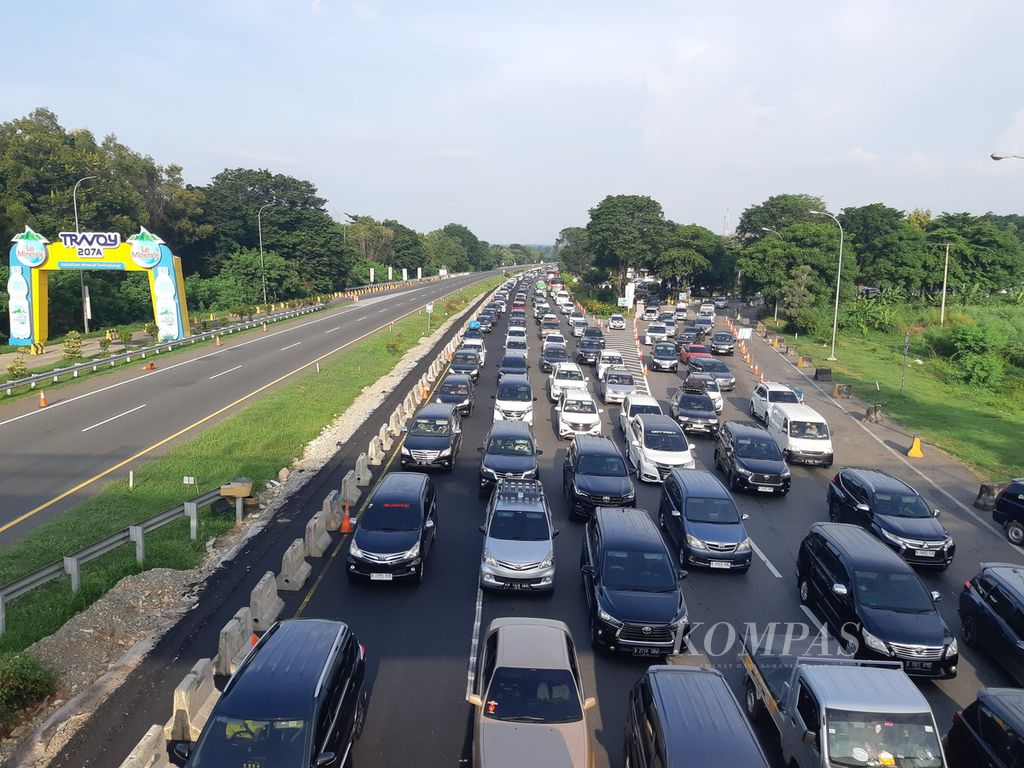 Kendaraan memadati lajur B yang mengarah ke Jakarta di Jalan Tol Palimanan-Kanci (Palikanci) Kilometer 208, Cirebon, Jawa Barat, Sabtu (13/4/2024). 