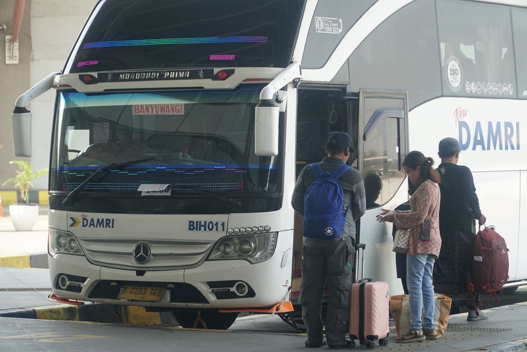 Penumpang bersiap masuk ke bus di sekitar pintu keberangkatan Terminal Terpadu Pulo Gebang, Jakarta Timur, DKI Jakarta, Sabtu (16/12/2023). 