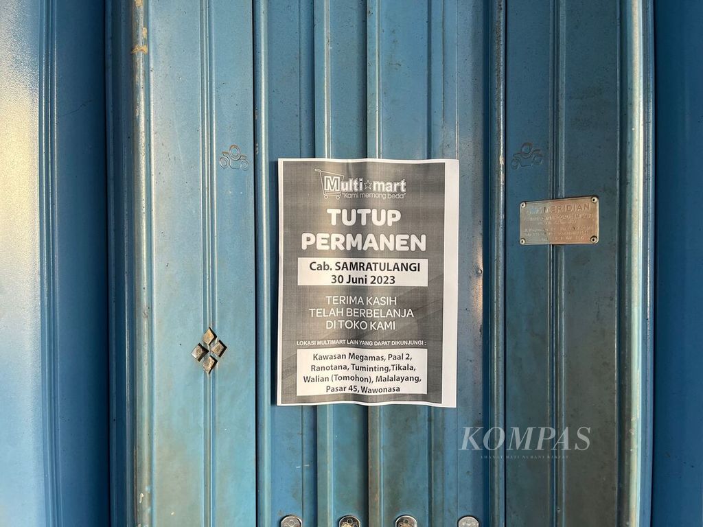 Gerai Multimart Cabang Jalan Sam Ratulangi, Manado, Sulawesi Utara, tampak tak lagi beroperasi, Kamis (6/7/2023).