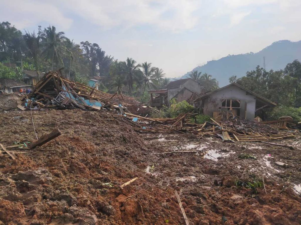 Tampak Desa Cibenda, Kabupaten Bandung Barat, yang terdampak bencana longsor pada Senin (25/3/2024). Longsor mengakibatkan 270 warga mengungsi ke dua lokasi yang aman.