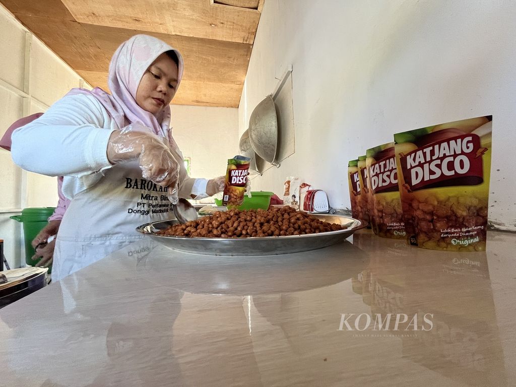 Kelompok ibu-ibu Barokah Food membuat kacang disko di Desa Nonong, Batui, Banggai, Sulawesi Tengah, Sabtu (30/3/2024). 