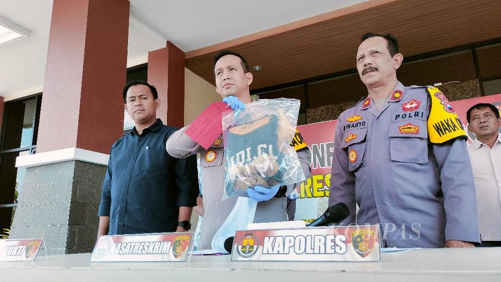 Kapolres Temanggung Ajun Komisaris Besar Ary Sudrajat menunjukkan barang bukti kasus penganiayaan di pondok pesantren dalam konferensi pers, Selasa (12/9/2023), di kantor Polres Temanggung.