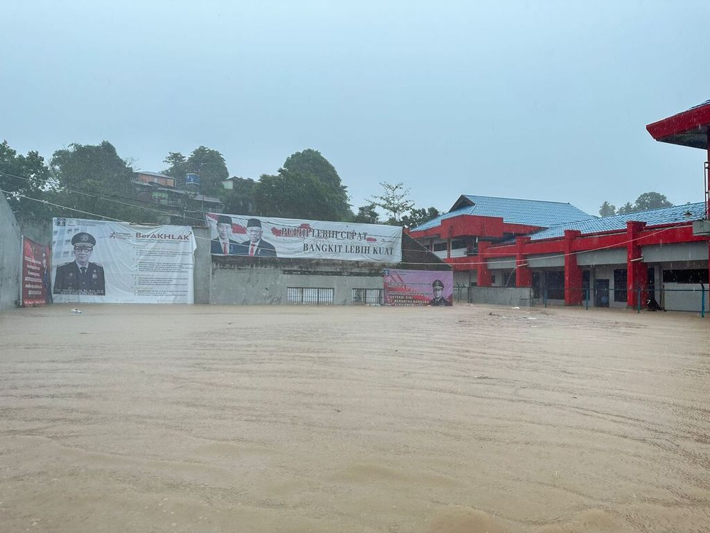 Lembaga Pemasyarakatan Kelas IIA Manado dilanda banjir, Jumat (27/1/2023), akibat hujan deras di Manado, Sulawesi Utara. Sebanyak 180 warga binaan yang menghuni lantai satu terpaksa mengungsi ke lantai dua.
