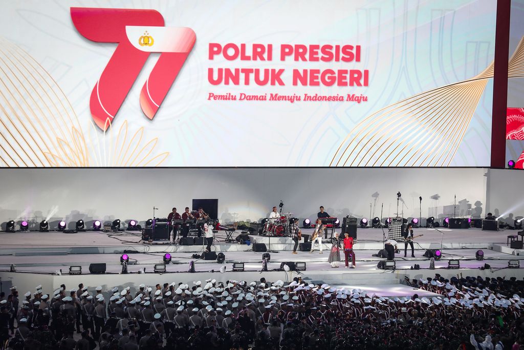 Grup musik Slank dan Putri Ariani tampil dalam acara peringatan Hari Bhayangkara ke-77 di Stadion Utama Gelora Bung Karno, Jakarta, Sabtu (1/7/2023). Dalam upacara tersebut, Presiden Joko Widodo hadir sebagai inspektur upacara. 
