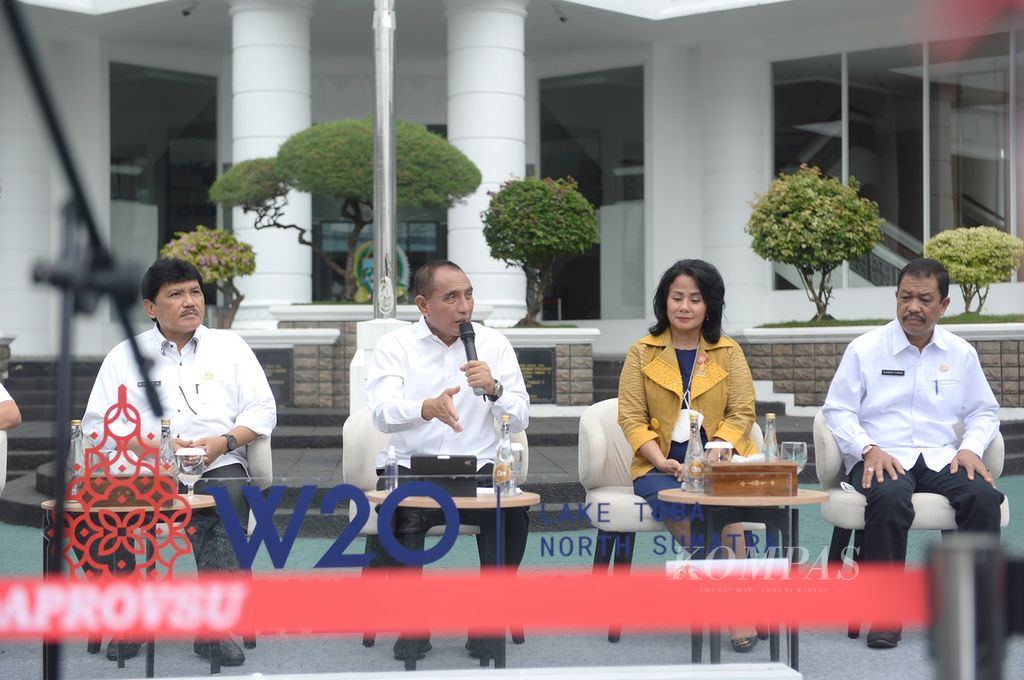Gubernur Sumatera Utara Edy Rahmayadi (kedua dari kiri) dan Chairwoman W20 Hadriani Uli Silalahi (kedua dari kanan) memberikan keterangan dalam konferensi pers Forum Internasional W20, di Medan, Rabu (15/6/2022).