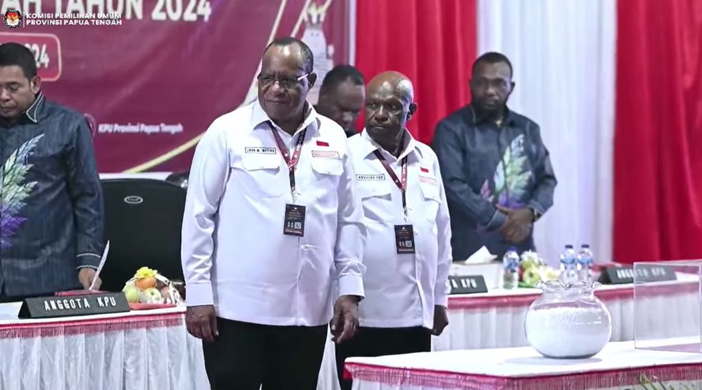 John Wempi Wetipo (kiri) dan Ausilius You (kanan) saat acara pengundian nomor urut untuk Pemilihan Gubernur Papua Tengah 2024 di Nabire, Papua Tengah, Senin (23/9/2024).