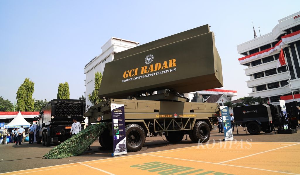 Radar darat dan sejumlah alat utama sistem persenjataan (alutsista) lainnya hasil penelitian dan pengembangan berbagai institusi militer dan sipil dipamerkan dalam Pekan Litbang Pertahanan 2022 di Badan Litbang Kementerian Pertahanan, Jakarta, Kamis (11/8/2022). 