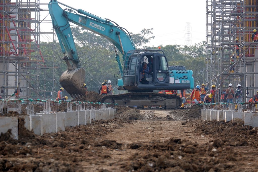 Aktivitas alat berat pada pembangunan pabrik <i>battery system</i> Hyundai Energy Indonesia di Cikarang, Kabupaten Bekasi, Jawa Barat, Rabu (31/5/2023). Pabrik<i> battery system</i> itu dibangun di lahan seluas 32.188 meter persegi. Adapun produksi massal pabrik tersebut ditargetkan dimulai pada paruh pertama tahun 2024.