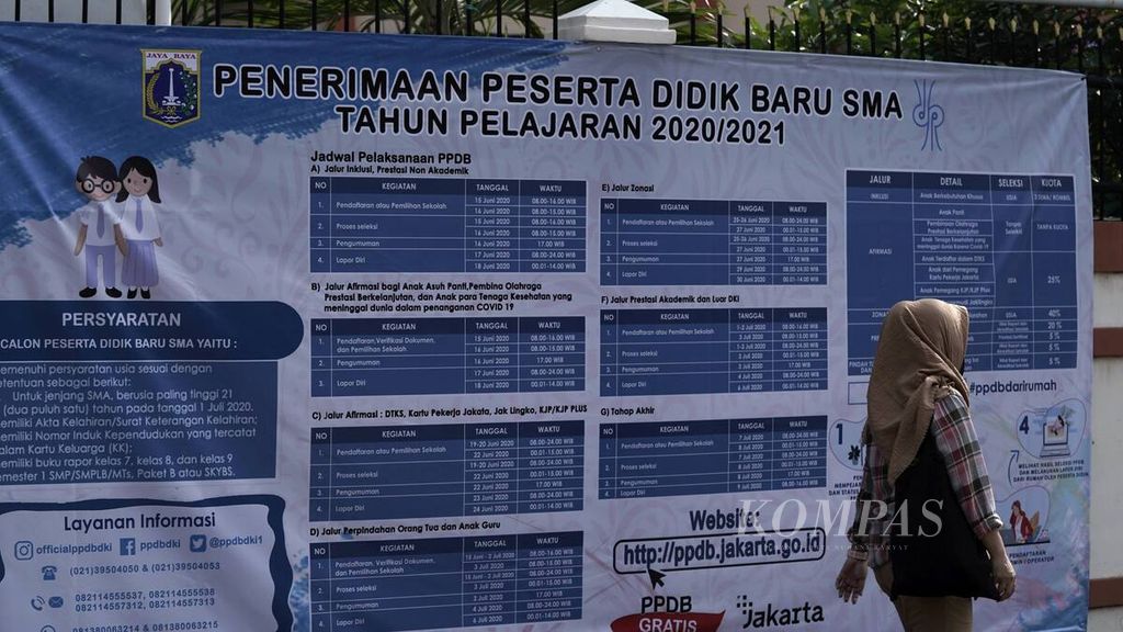 Warga melintas di depan spanduk berisi informasi persyaratan penerimaan peserta didik baru di SMAN 103 Jakarta di Duren Sawit, Jakarta Timur, Rabu (10/6/2020). Sistem pembelajaran jarak jauh, yang berjalan hampir tiga bulan terakhir, kemungkinan besar akan tetap dilanjutkan saat tahun ajaran baru pada pertengahan Juli 2020.