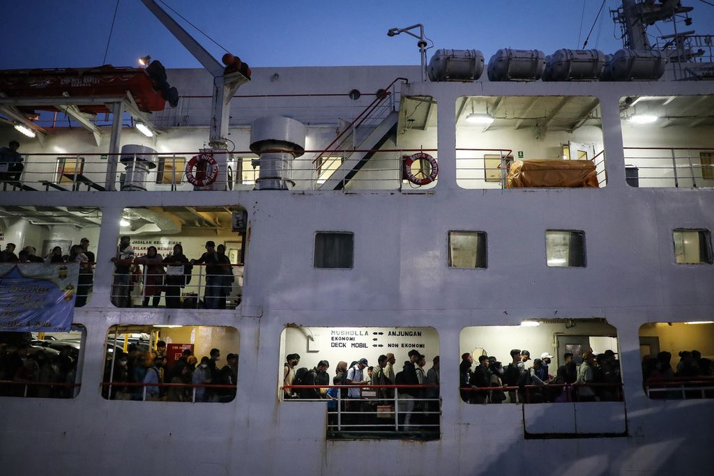 Homecomers return line up to get off the ferry at Merak Harbor, Cilegon, Banten, Wednesday (26/4/2023).