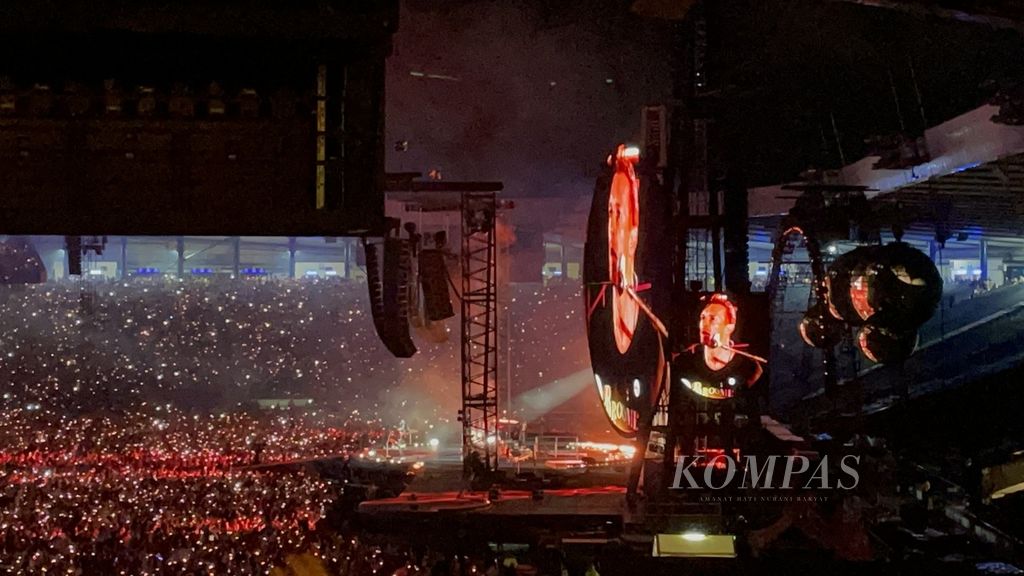 Layar panggung menunjukkan wajah Chris Martin, vokalis Coldplay, saat konser di Stadion Hampden Park, Glasgow, Skotlandia, Britania Raya, Selasa (23/8/2022).